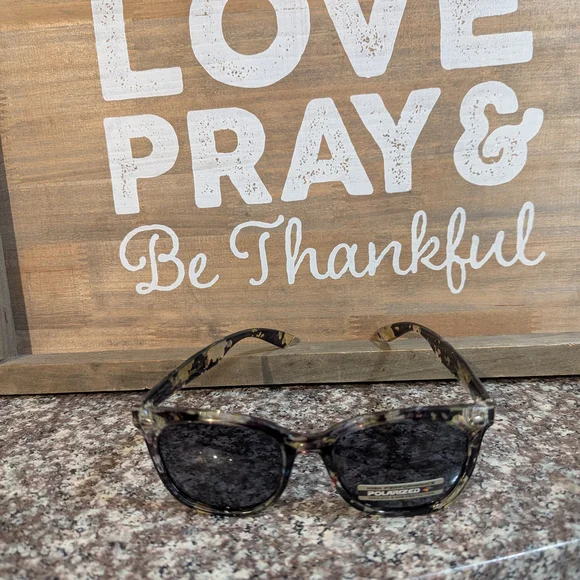 Stylish Black Sunglasses - Picture 2 of 7